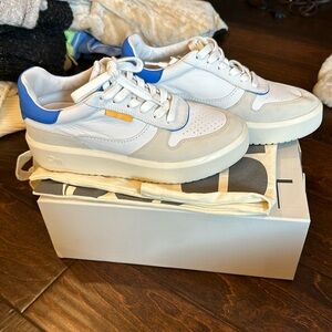 Women’s Oncept Prague sneaker in white cloud size 7.5 includes box and tote bag